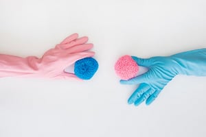 El truco para evitar que los guantes de goma huelan mal; así puedes eliminar bacterias y humedad