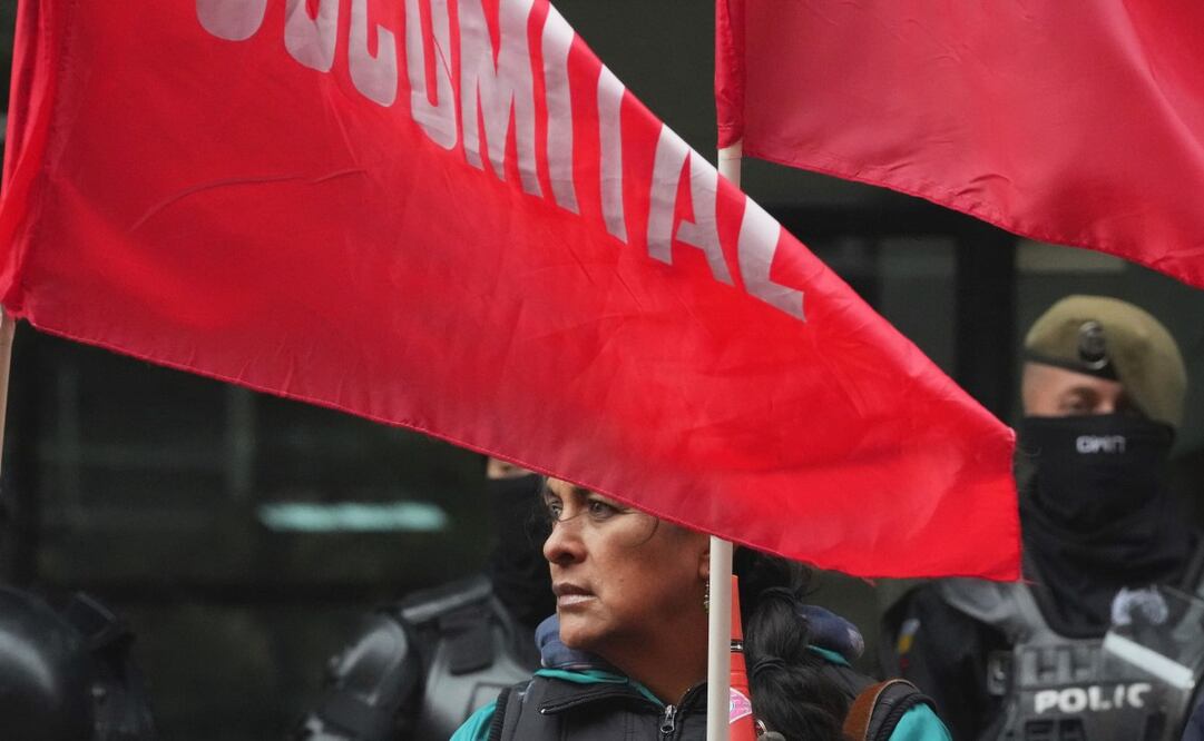 Un manifestante participa en una protesta contra el gobierno por la adjudicación a un consorcio chino-canadiense del campo petrolero más grande del país, en Quito, Ecuador, el martes 11 de marzo de 2025. Foto: AP