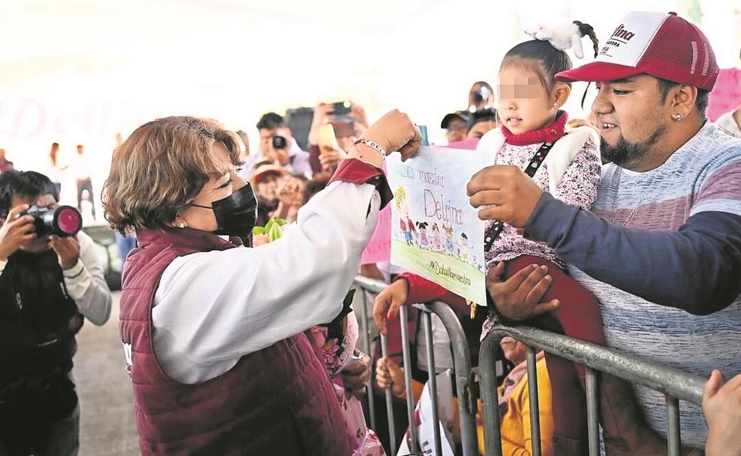 La extitular de la SEP recibe un dibujo de un simpatizante. Foto: ESPECIAL