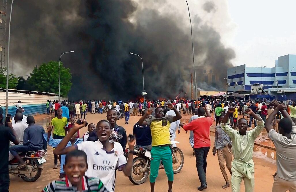 Seguidores de los soldados amotinados se manifestaron en Niamey, capital de Níger. Foto: AP