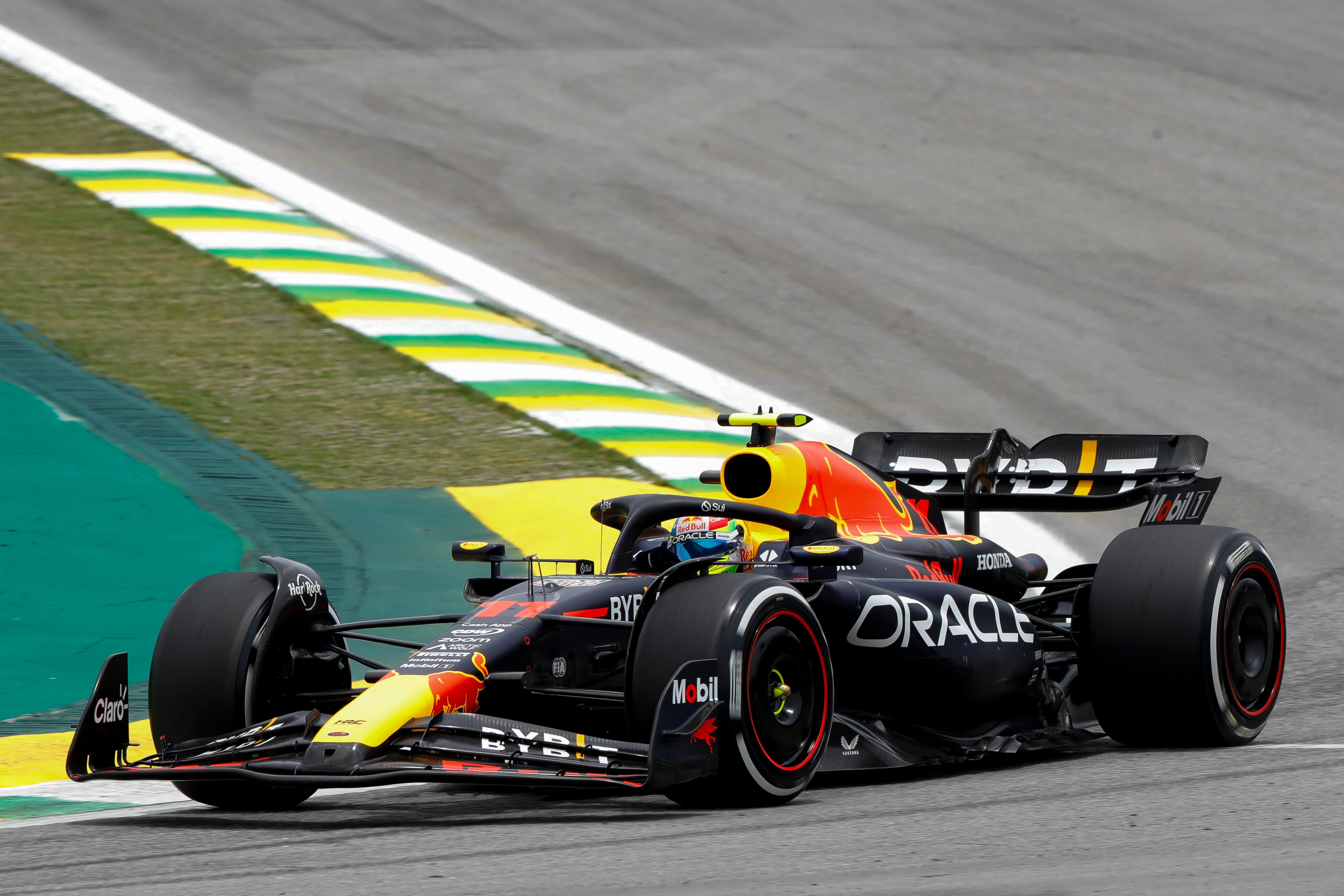 Checo Pérez durante la práctica libre del Gran Premio de Brasil - Foto: AP
