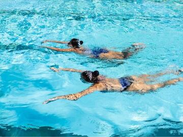 ¿Cuál es el mejor tipo de natación para perder grasa en glúteos y abdomen?