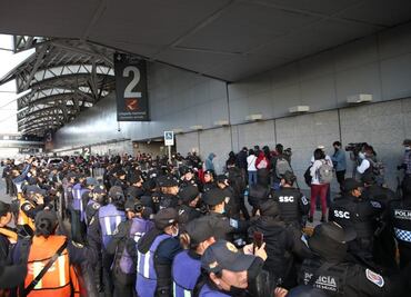 Tras más de 30 horas de bloqueo en el AICM, policías de la CDMX retiran a manifestantes