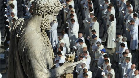 El polémico libro que habla de la "corrupción y la hipocresía" en la Iglesia católica