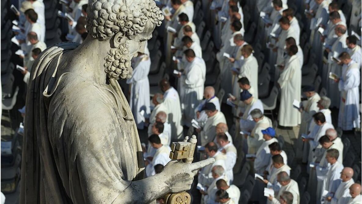 El polémico libro que habla de la "corrupción y la hipocresía" en la Iglesia católica