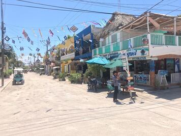 Desalojan a turistas de Holbox