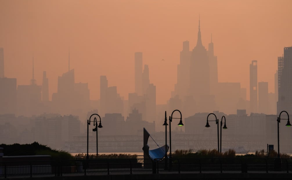 Nueva York en medio del humo provocado por incendios forestales, el viernes 17 de julio de 2026. Foto: AP