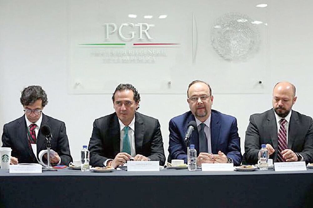 Profe sionales. Alberto Elías Beltrán (segundo de izq. a der.) destacó la importancia de mejorar los servicios de justicia. (CORTESÍA)