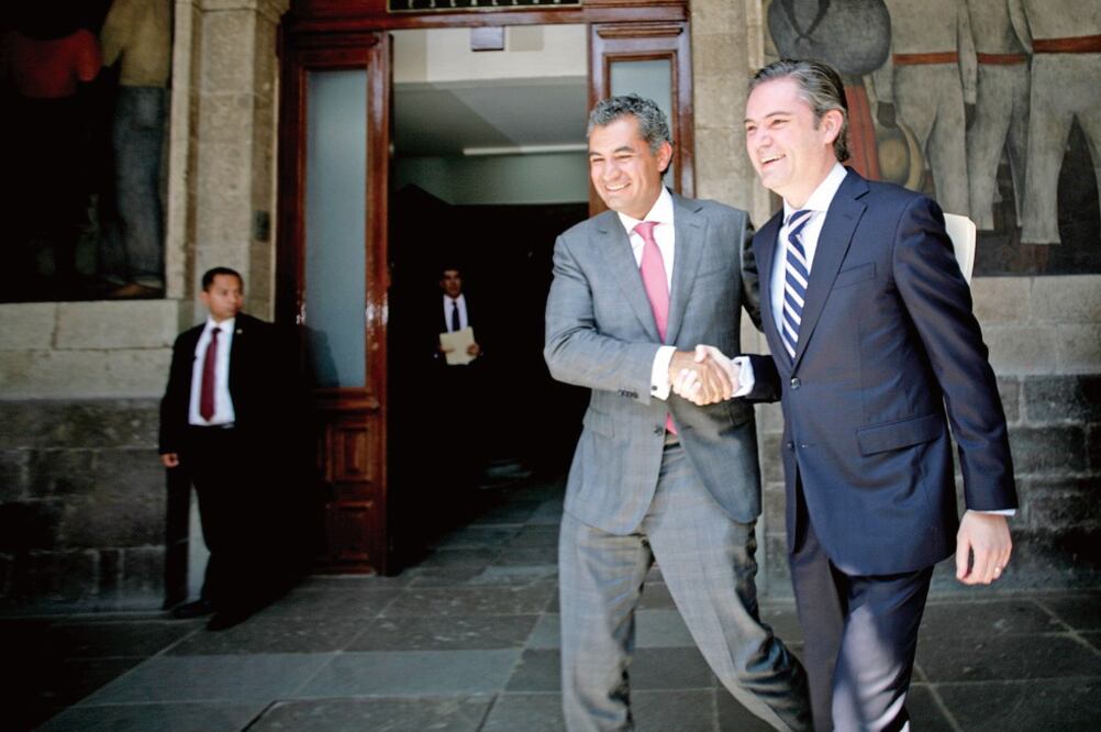 El titular de la SEP, Aurelio Nuño, estuvo acompañado de Enrique Ochoa Reza (izq.), director de CFE, para presentar el convenio (IVÁN STEPHENS. EL UNIVERSAL)