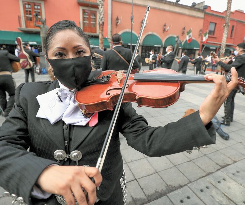 Con medidas de sana distancia y portando tapabocas o caretas, ayer decenas de mariachis tocaron música en la Plaza de Garibaldi. DIEGO SIMÓN. EL UNIVERSAL