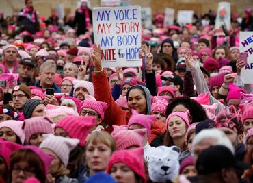 Con consignas en defensa de la diversidad miles de mujeres marchan en EU