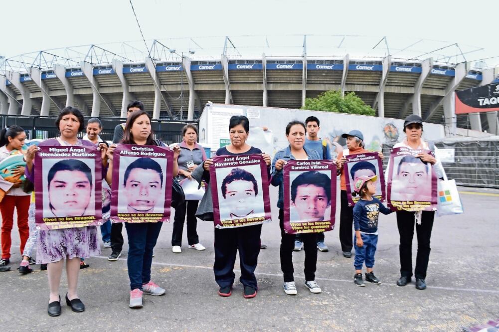 En el estacionamiento del Estadio Azteca, familiares de los 43 normalistas desaparecidos e integrantes del movimiento exigieron justicia para las víctimas (DASSAEV TÉLLEZ EL UNIVERSAL)