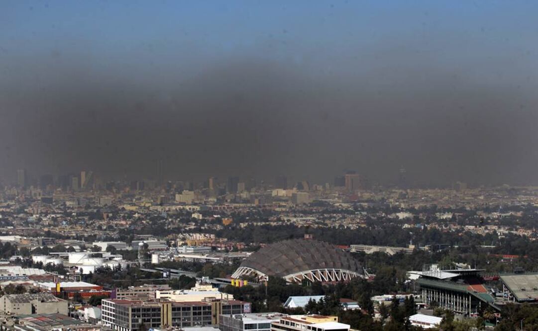 El doctor Velasco explica que a nivel ciudad, existen muchos ejemplos de programas diseñados específicamente para reducir los niveles de contaminación atmosférica y exposición personal a contaminantes. Foto: Archivo EL UNIVERSAL 