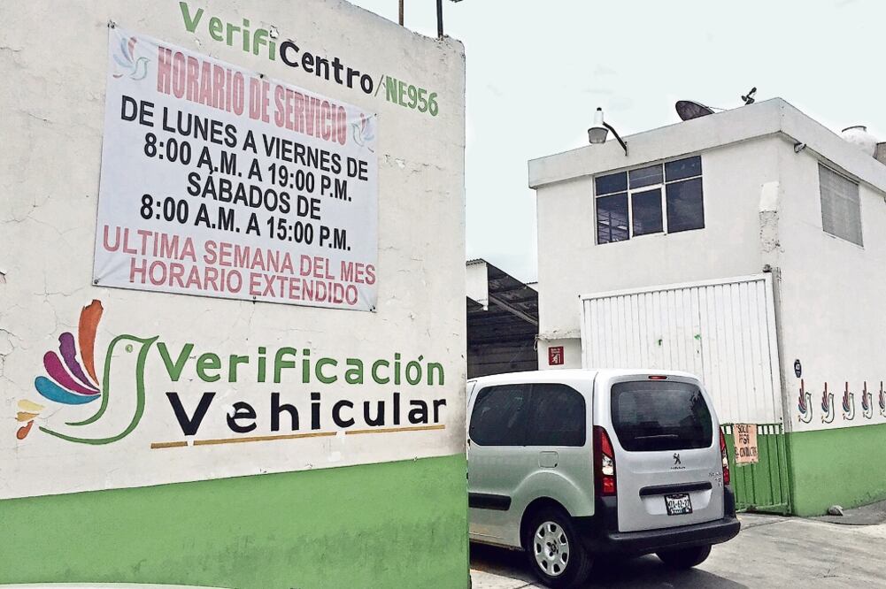 En un recorrido realizado por EL UNIVERSAL, sólo se encontró a un coyote que ofrecía sus servicios en el verificentro de la colonia Las Águilas, en el municipio de Nezahualcóyotl (EMILIO FERNANDEZ. EL UNIVERSAL)