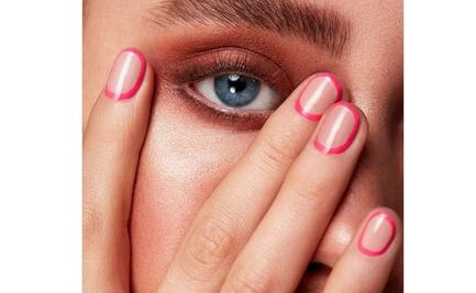 Uñas enmarcadas, una versión minimalista de manicura que nos encanta