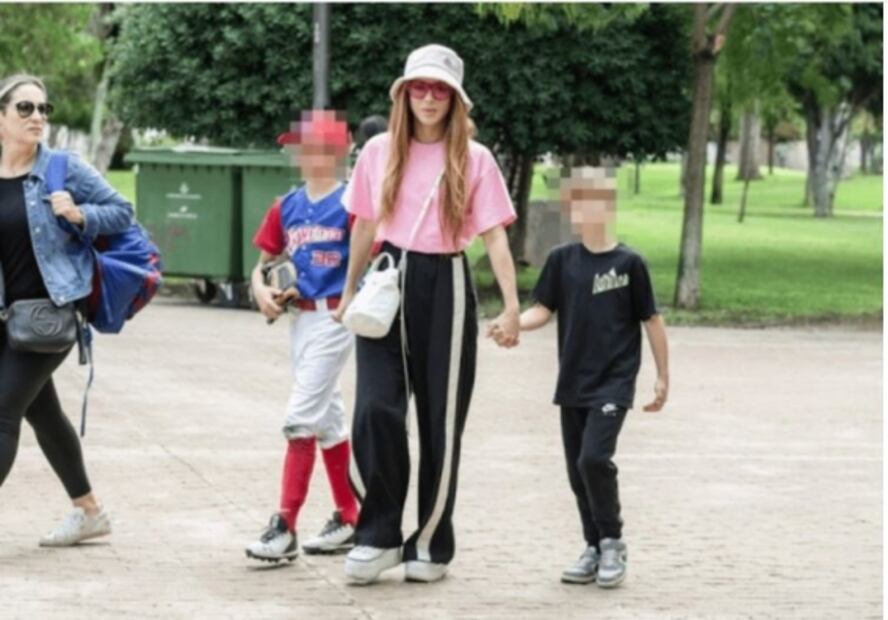 Shakira: este es su modelo favorito de zapatillas que combina con looks urbanos