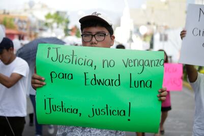 Marchan ahora padres de menor muerto por presunta negligencia en Oaxaca