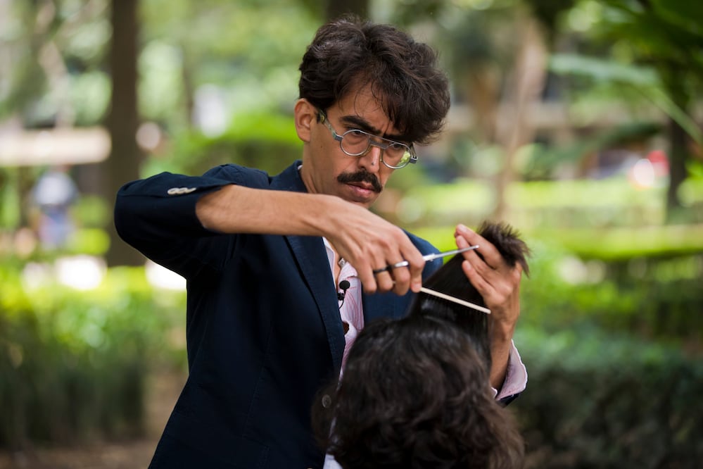 El peluquero que regala cortes a víctimas de violencia