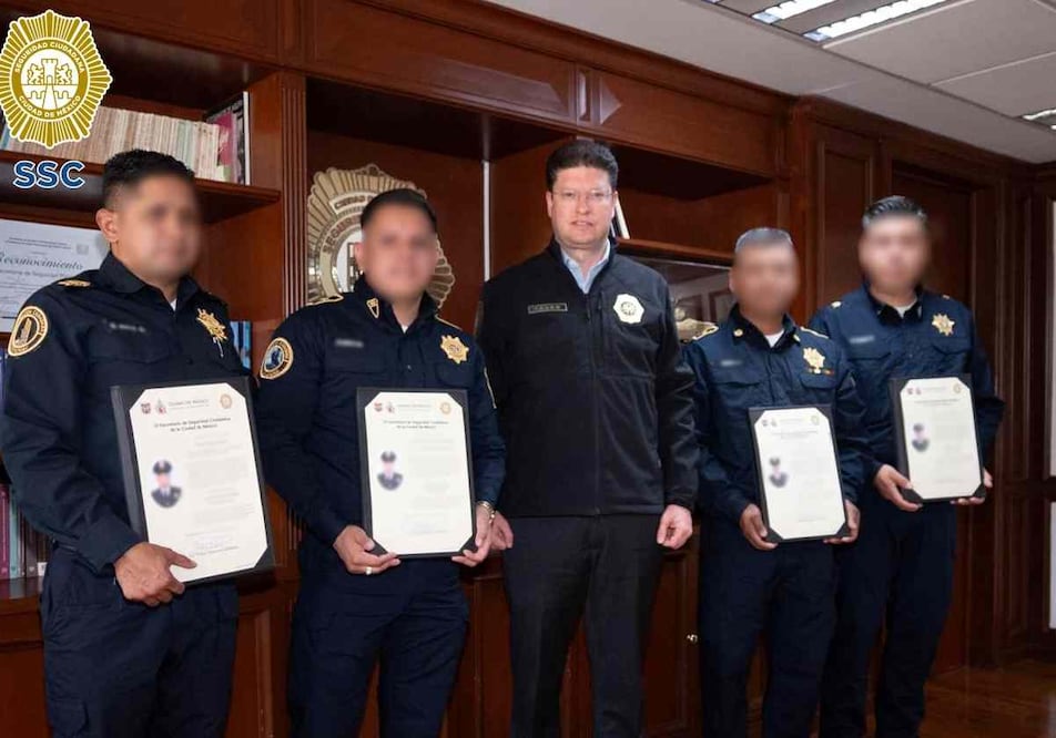 Los cuatro oficiales recibieron la constancia de ascenso de manos del secretario de Seguridad Ciudadana, Pablo Vázquez Camacho. Foto: Especial