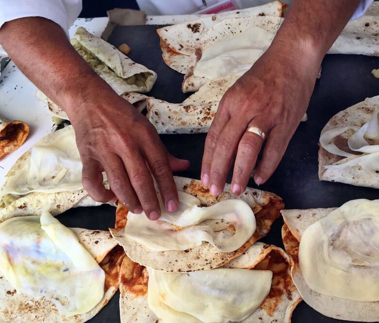 Los burritos son un platillo típico de la zona norte de México. Se elaboran con tortillas de harina a las cuales se rellenan con carne de pollo, res, cerdo o verduras y se les puede añadir quesillo al gusto. Son muy comunes en el estado de Chihuahua. Cortesía Mario Trillo.