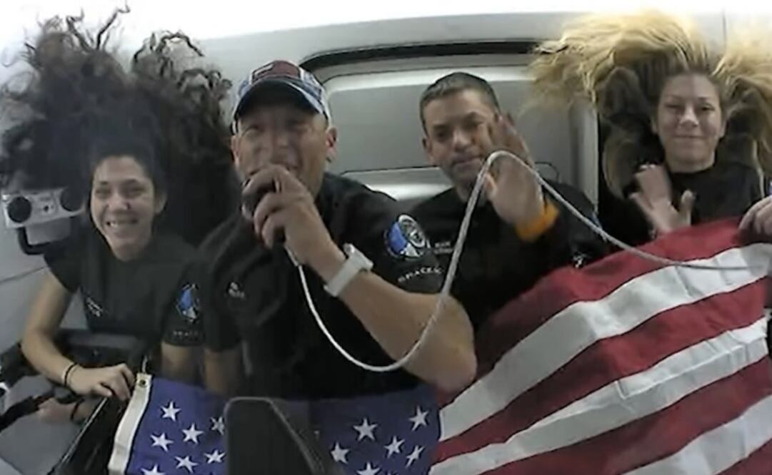 En la imágen aparece el comandante Jared Isaacman saliendo de la cápsula espacial para emprender su caminata espacial. EFE/Polaris Program.