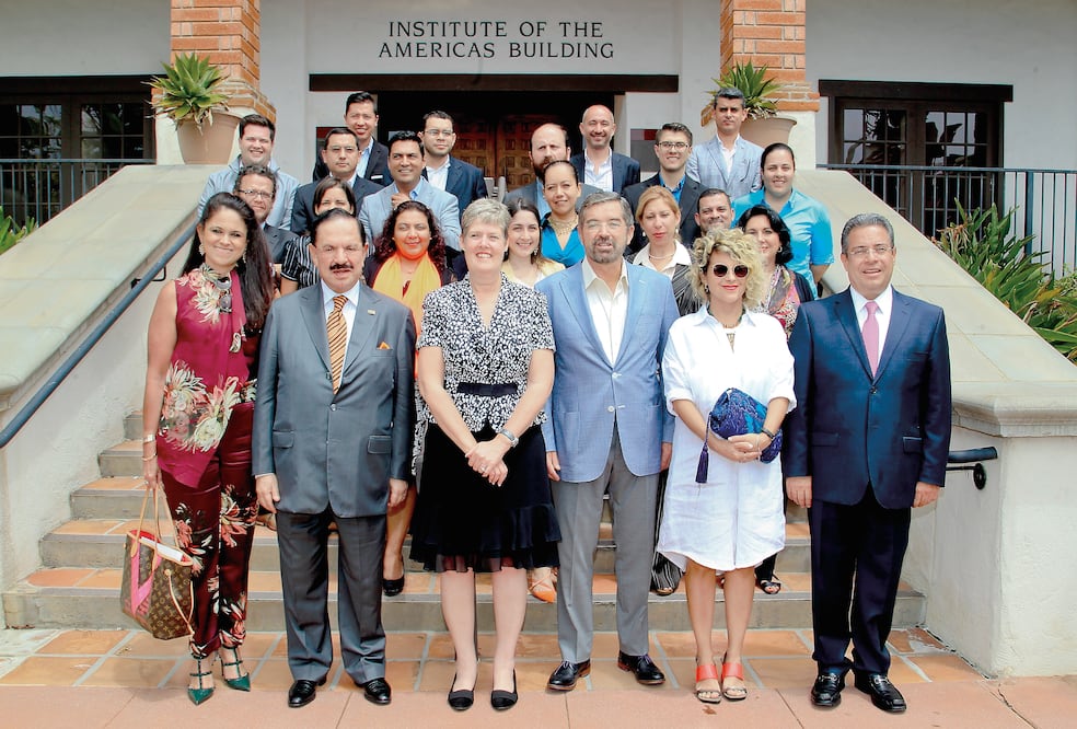 La señora Perla Díaz de Ealy, el Licenciado Juan Francisco Ealy Ortiz, Presidente Ejecutivo y del Consejo de Administración de EL UNIVERSAL; Lynne Walker, Juan Ramón de la Fuente, Mónica Raya y Enrique Bustamante (RAMÓN ROMERO. EL UNIVERSAL)