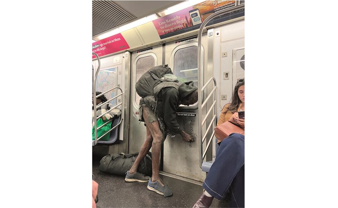 Un indigente pinta las puertas en el Metro de Nueva York. En los últimos meses, estas personas han estado detrás de varios sucesos y ataques en la ciudad. Foto: Mamen Sala / EL UNIVERSAL
