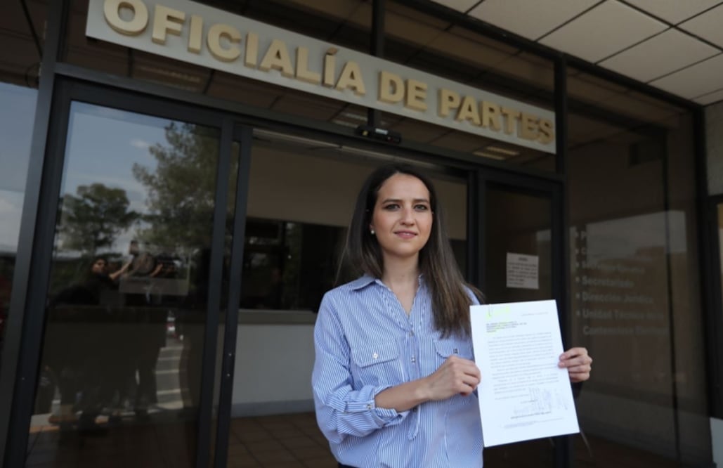 Fernanda Caso, acudió a la Oficialía de Partes del órgano electoral para entregar el cheque por esta cantidad y una carta. Foto: Berenice Fregoso