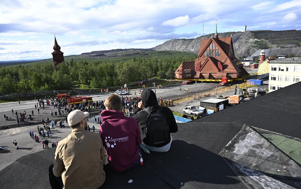 La iglesia de Kiruna es trasladada a su nueva ubicación a una velocidad de 1 kilómetro por hora, en Kiruna, Suecia, el martes 19 de agosto de 2025. Foto: EFE