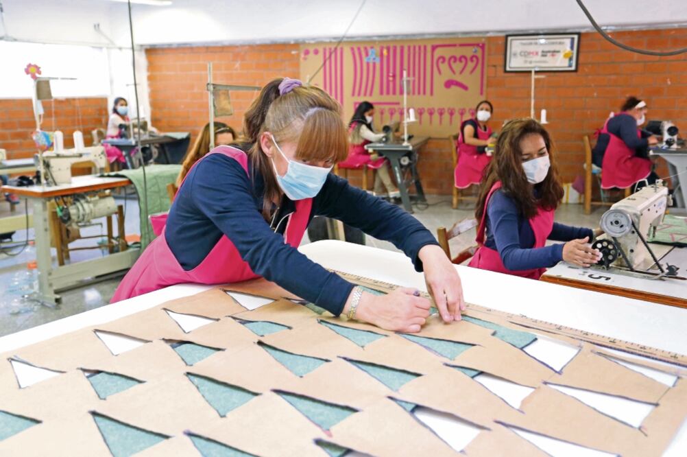 Internas de Santa Martha desarrollan habilidades en uso de la máquina de coser, tipos de telas, hechura y acabado (SUBSECRETARÍA DEL SISTEMA PENITENCIARIO DE LA CDMX)