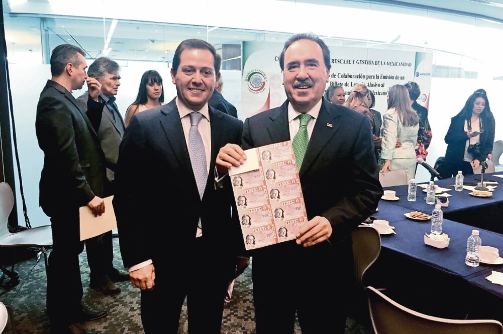 El director general de la Lotenal, Pedro Pablo Treviño, y el líder de los senadores del PRI, Emilio Gamboa, presentaron el billete conmemorativo del Día Nacional del Cine Mexicano (CORTESÍA)