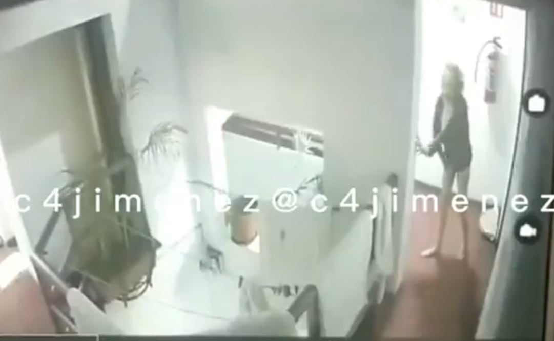 La cámara captó a la mujer afuera de la habitación, momento en el que se desvaneció y cayó al piso. Foto: Archivo/EL UNIVERSAL 