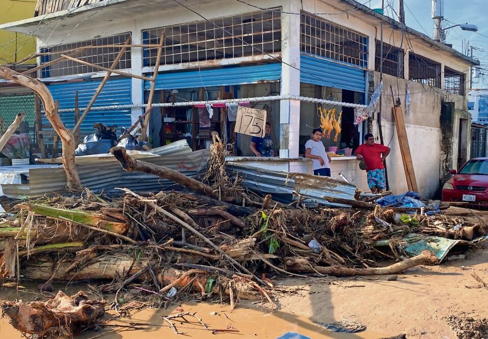 Árboles caídos, techos levantados y aludes de lodo son parte del panorama que dejó el fenómeno meteorológico en zonas ricas y populares por igual. Foto: Especial