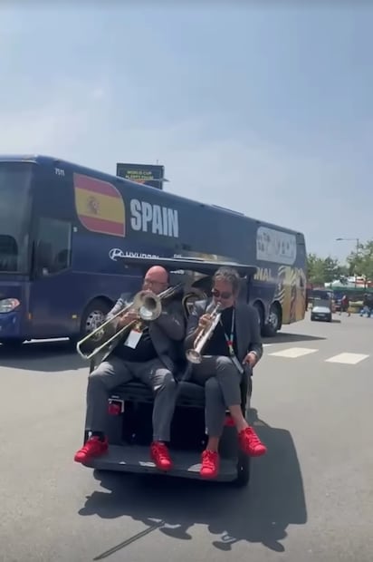 Spanish Brass, quinteto de metal español, arriba al Estadio de Nueva Jersey, para interpretar el Himno Nacional de España.
Foto: Instagram, vía @spanishbrass