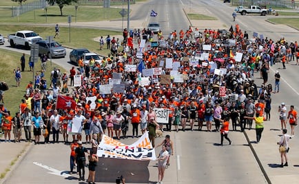 Protestan en base del Ejército de Oklahoma contra política migratoria de Trump