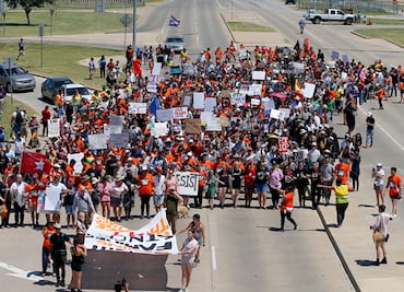 Protestan en base del Ejército de Oklahoma contra política migratoria de Trump