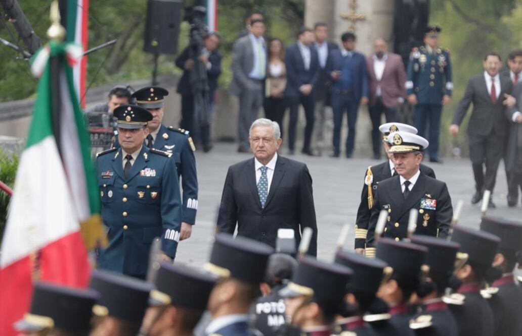 El presidente Andrés Manuel López Obrador encabezó la conmemoración del 106 aniversario de la Marcha de la Lealtad en el Castillo de Chapultepec.