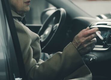 Cómo eliminar el olor a cigarro del auto