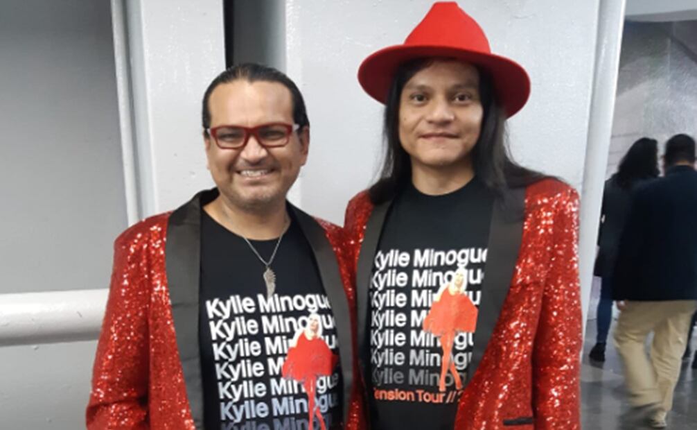 Admiradores lucieron trajes de lentejuelas para recibir a Kylie Minogue en México. Foto: David Rosas/EL UNIVERSAL.