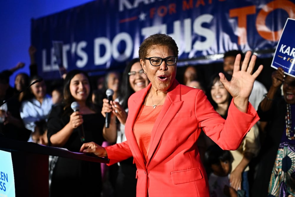 La alcaldesa de Los Ángeles, Karen Bass, celebra su pase a las elecciones de noviembre. FOTO: WILLIAM LIANG. AP