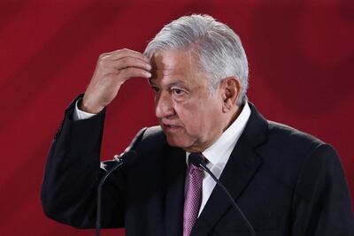 Gobiernos neoliberales le retorcieron el pescuezo a Pemex y CFE, fustiga AMLO