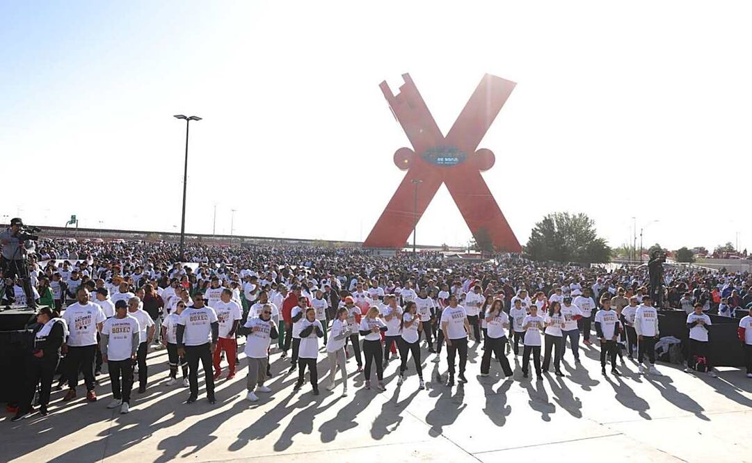 A través de pantallas, los juarenses escucharon el mensaje de Sheinbaum Pardo, quien desde el Zócalo de la capital señaló que en México. Foto: Especial