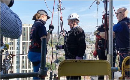 VIDEO: Hombre de 102 años rompe récord al descender a rappel de un edificio en Reino Unido