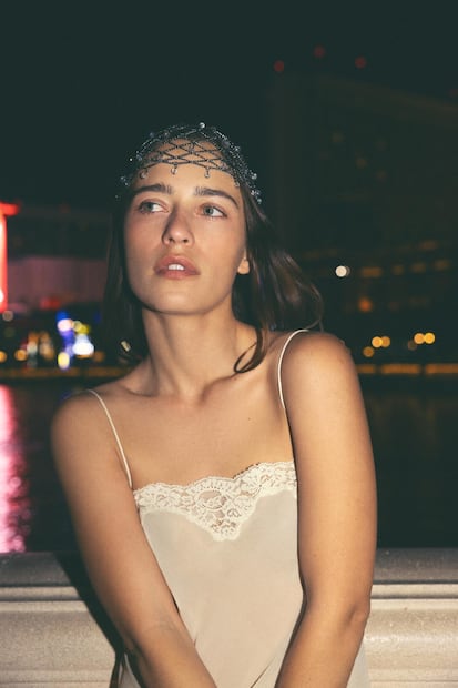 Únete a la tendencia del "mesh hat". Foto: Zara