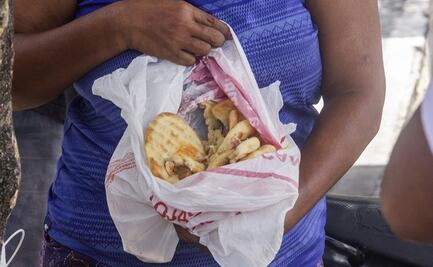 Esperando el camión de la basura para comer, así viven familias enteras en Brasil