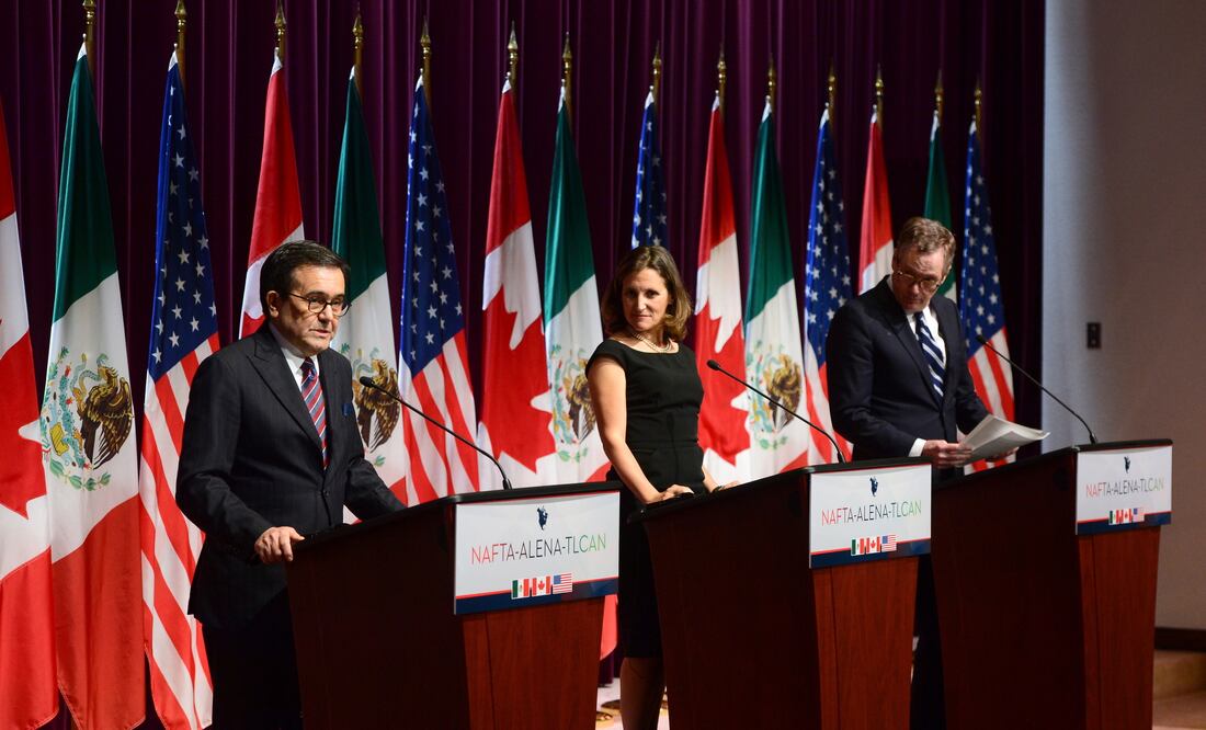 El secretario de Economía de México, ldefonso Guajardo; la canciller canadiense Chrystia Freeland y el representante comercial de EU, Robert Lighthizer, hablaron en Ottawa sobre el avance de las negociaciones del acuerdo comercial TLCAN (Foto: AP)