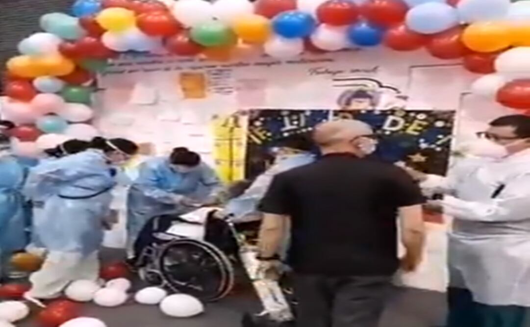 Al despedir al último paciente, el personal de salud realizó un minuto de aplausos por el esfuerzo que realizaron durante más de un año. Foto: Especial