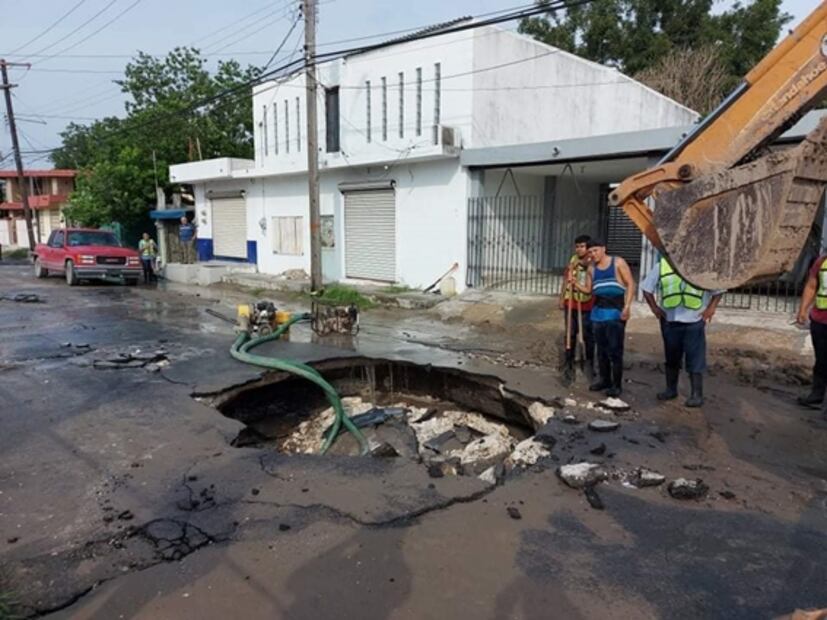 Cae camioneta dentro de un socavón en Tamaulipas; viajaba una familia con una bebé