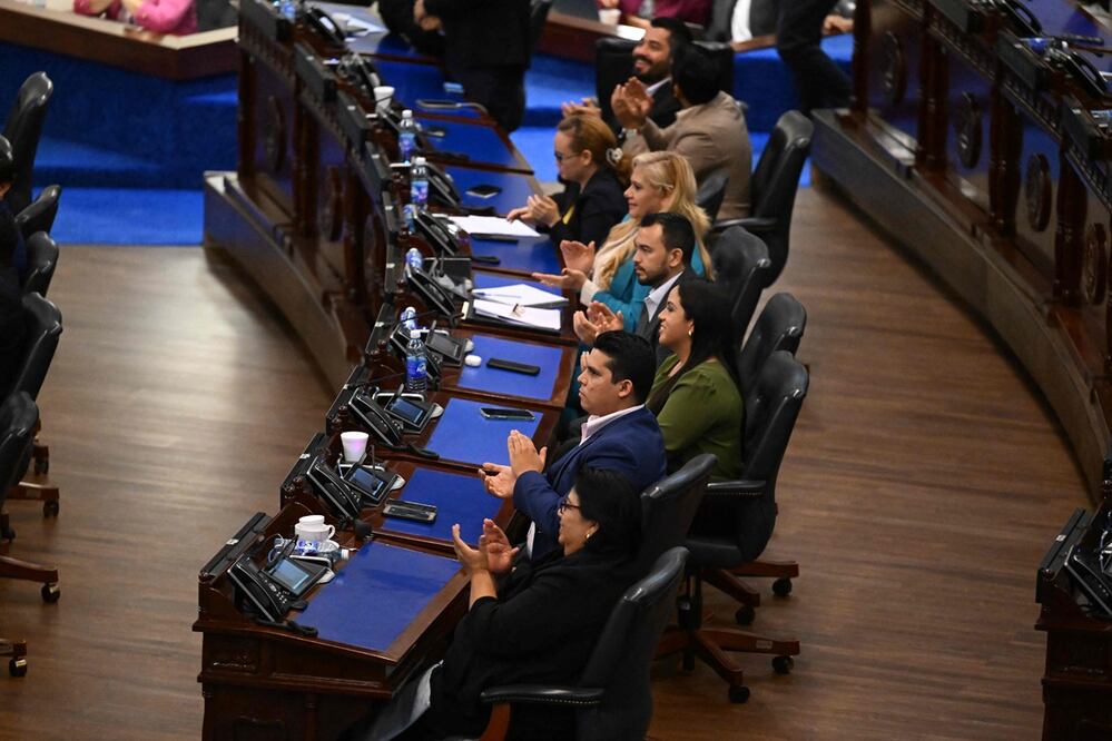 Diputados del oficialista partido Nuevas Ideas aplauden tras conceder licencia a Nayib Bukele y Félix Ulloa, por un periodo de seis meses, y aprueban a Claudia Juana Rodríguez de Guevara como presidenta electa. Foto: AFP