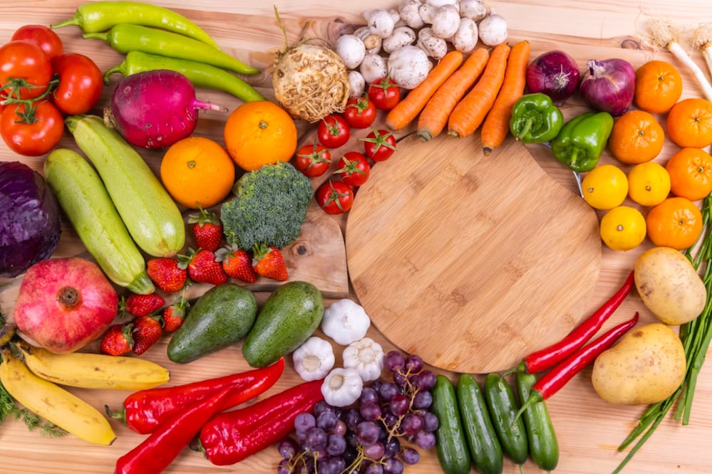 Consumir frutas y verduras de temporada garantiza un mejor sabor, mayor aporte nutrimental y un ahorro importante en la canasta básica. Foto: Unsplash.